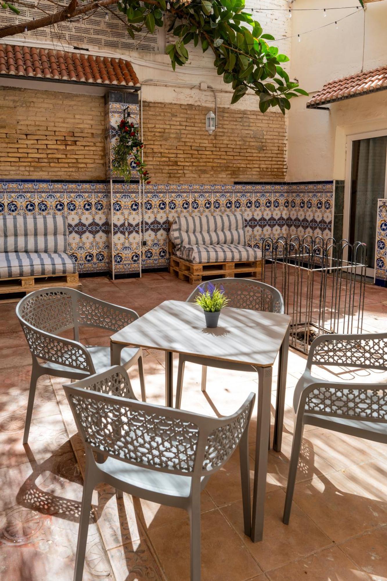 Som Hostel By The Venue فالنسيا المظهر الخارجي الصورة