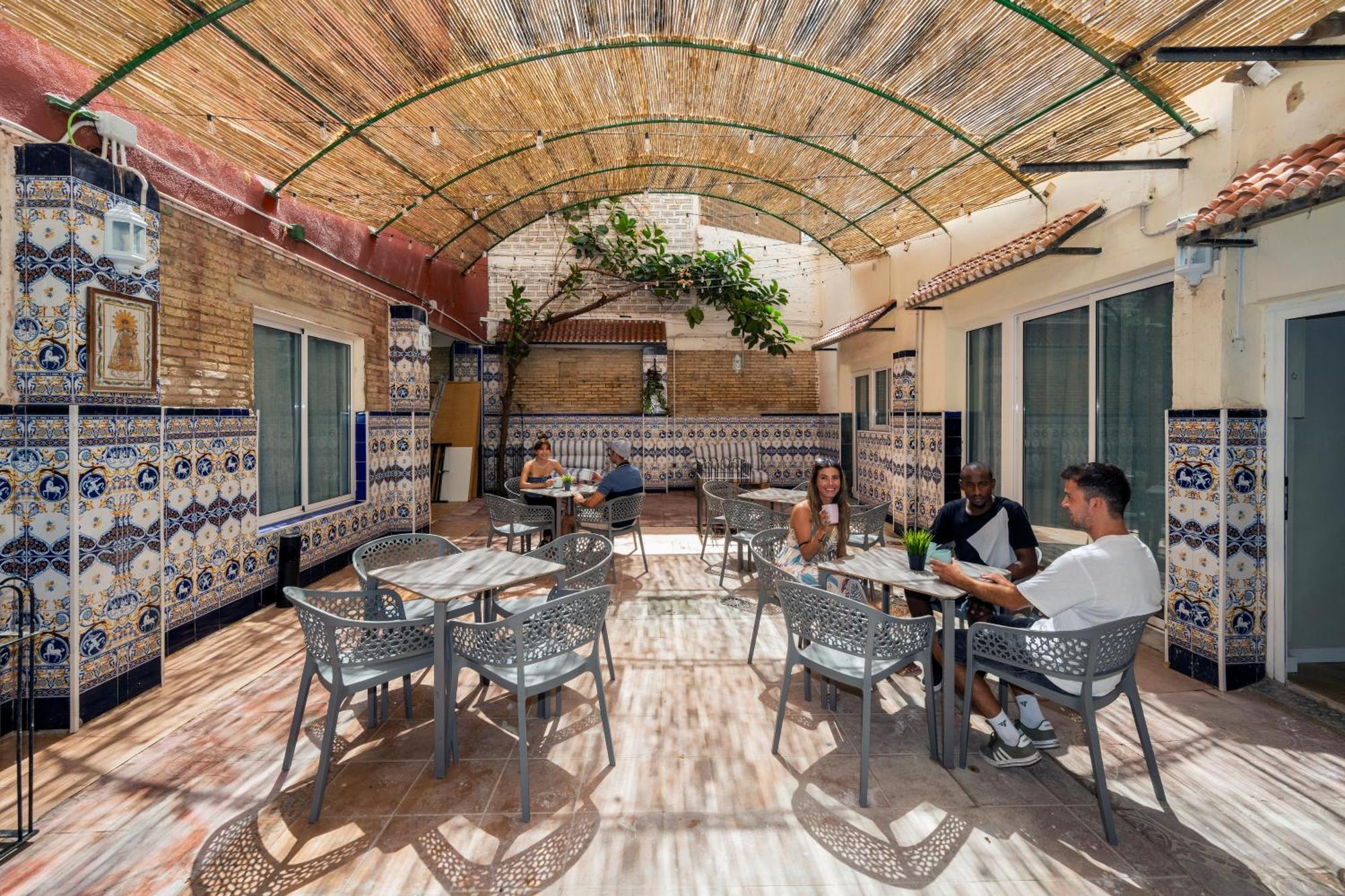 Som Hostel By The Venue فالنسيا المظهر الخارجي الصورة